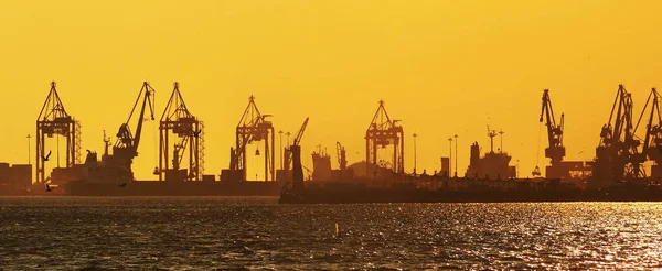船とクレーンと日没の港のシルエット — ストック写真