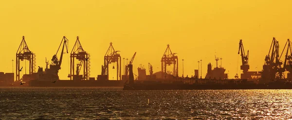 Silueta Del Puerto Atardecer Con Barco Grúas —  Fotos de Stock