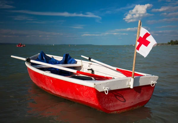 医療救助ボートは ハンガリーのバラトン湖に浮かぶ — ストック写真