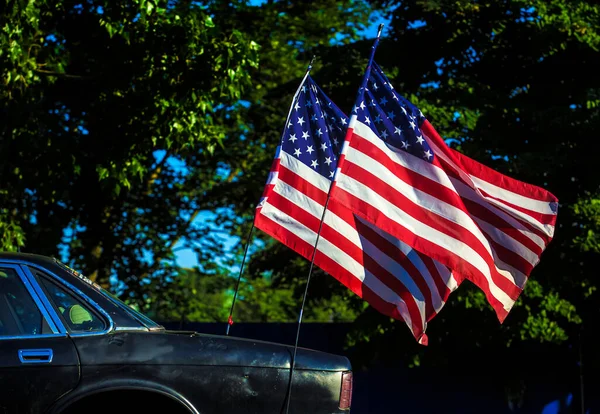 アメリカの国旗を掲げた車 — ストック写真