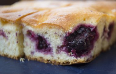 Meyve dolu ev yapımı kek.