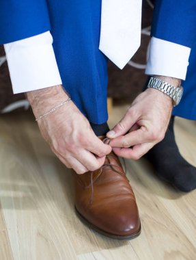İş adamı düğümü. Ayakkabı bağı içeride.