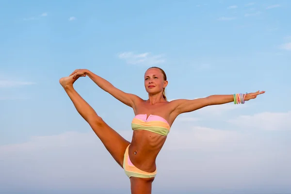 Frau macht Yoga — Stockfoto