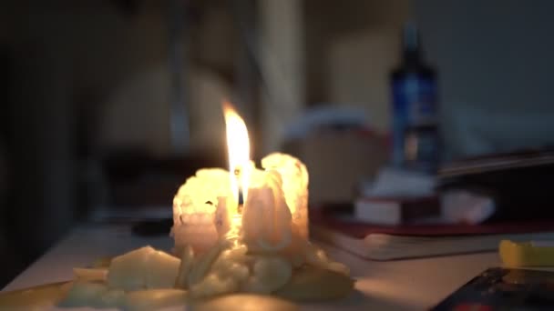 Única vela branca queimando — Vídeo de Stock