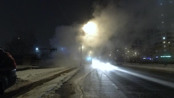 Городское движение в холодную ночь — стоковое видео