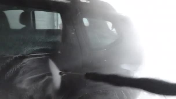 Point de vue tourné homme lavage de voiture — Video