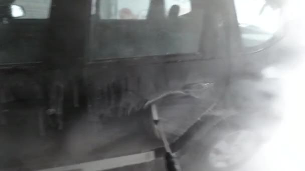 Punktu widzenia shot człowiek mycia samochodu — Wideo stockowe