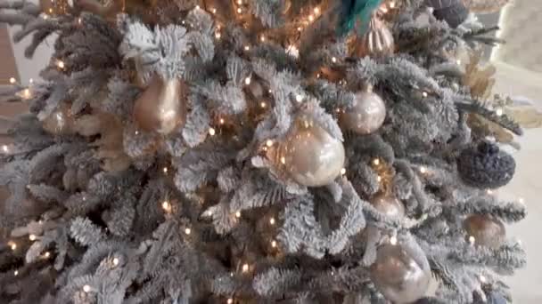 Árvore de Natal decorada no escritório — Vídeo de Stock