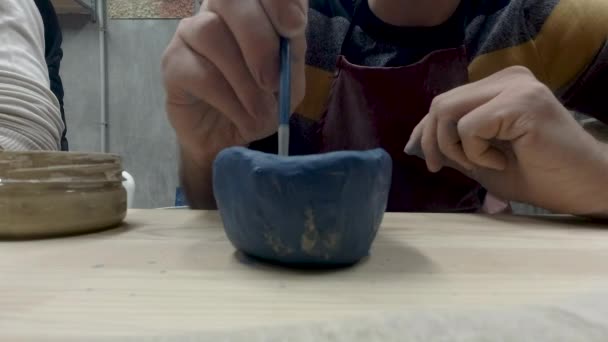 Man painting pottery — Stock Video