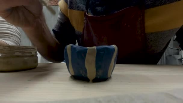 Homem pintura cerâmica — Vídeo de Stock