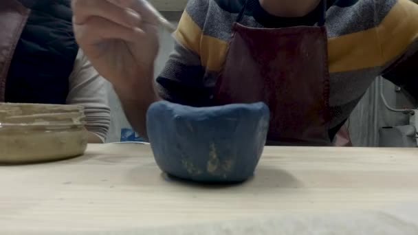 Hombre pintando cerámica — Vídeos de Stock