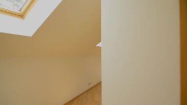 Evin tavan zemin üzerinden yürümek