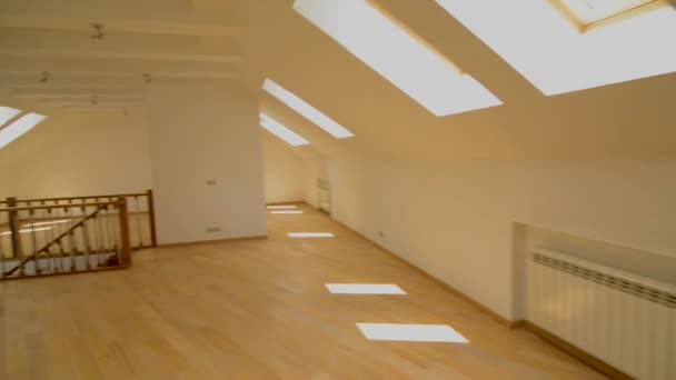 Spaziergang Durch Das Obergeschoss Modernes Interieur Mit Weißen Wänden Leerem — Stockvideo