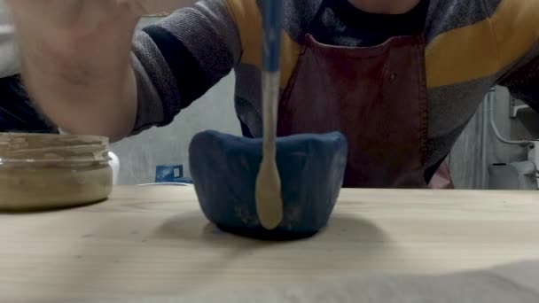 Man painting pottery — Stock Video