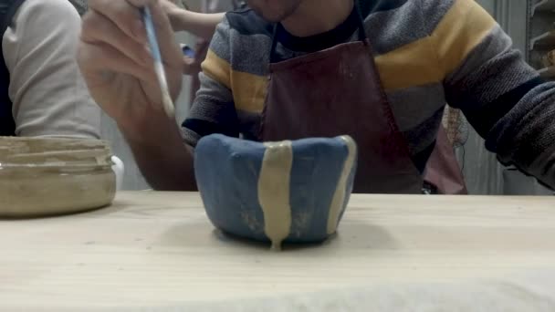 Man painting pottery — Stock Video