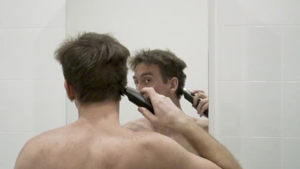 L'uomo taglia i propri capelli — Video Stock