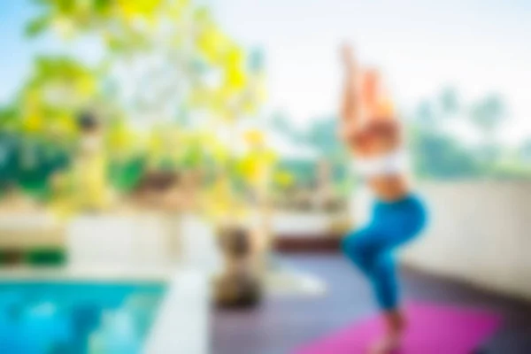Yoga op Bali Indonesië reizen thema achtergrond wazig — Stockfoto