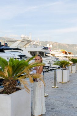 Genç bayan tatilde.