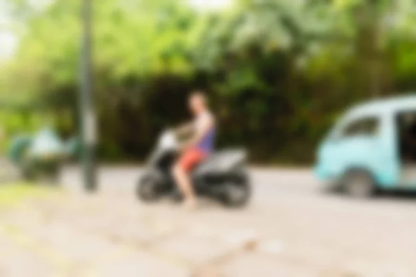 Turista na motorce Bali Indonésie cestování téma rozostření pozadí — Stock fotografie