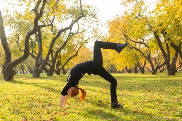 Frau macht Yoga im Herbstpark — Stockfoto