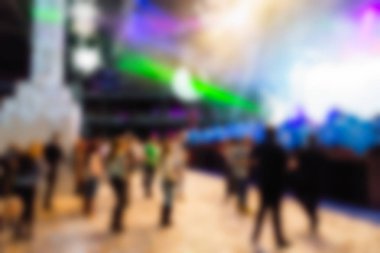 İnsanların dj konserinde arka plan bulanıklık