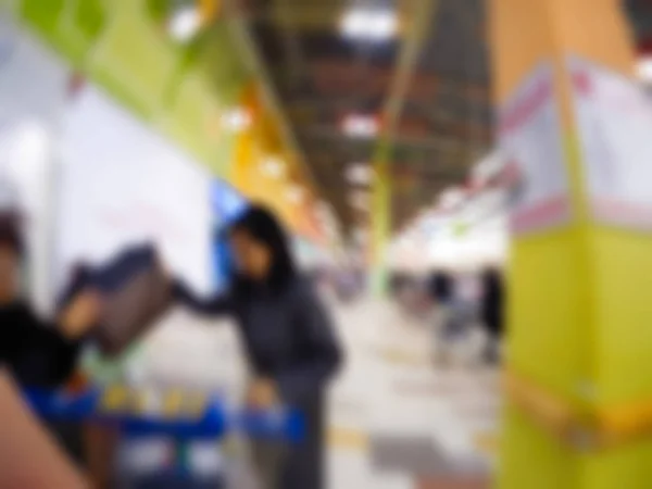 Pessoas fazendo compras em loja de departamento tema borrão fundo — Fotografia de Stock