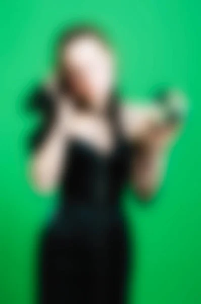 Женщина в сабмиссивном костюме bdsm расплывчатом фоне — стоковое фото