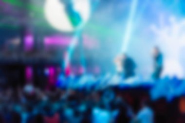 İnsanların dj konserinde arka plan bulanıklık