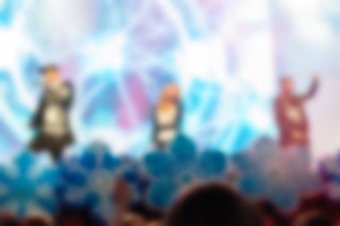 İnsanların dj konserinde arka plan bulanıklık