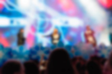 İnsanların dj konserinde arka plan bulanıklık