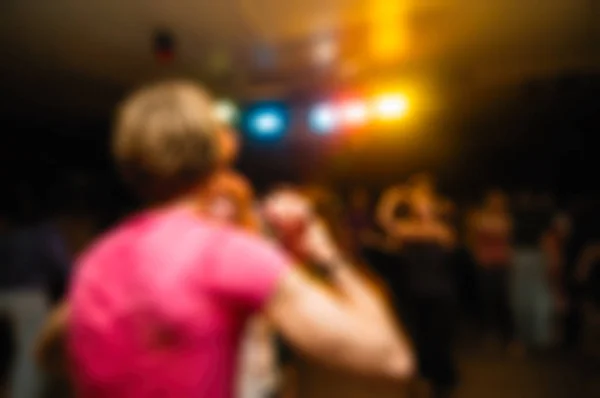 Gente bailando fondo borroso — Foto de Stock