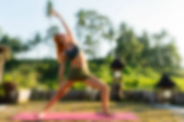 Yoga en Bali Indonesia Viajes tema desenfoque fondo —  Fotos de Stock