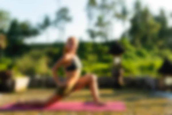 Yoga auf Bali Indonesien Reisethema verschwimmen Hintergrund — Stockfoto