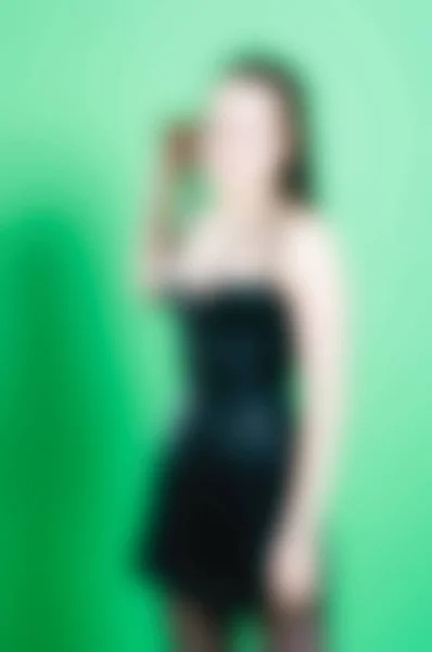 Женщина в сабмиссивном костюме bdsm расплывчатом фоне — стоковое фото