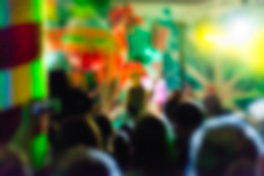 İnsanların konserinde arka plan bulanıklık