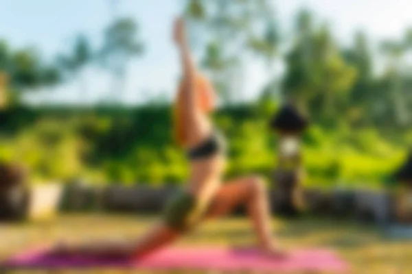 Yoga på Bali Indonesien resetemat oskärpa bakgrund — Stockfoto