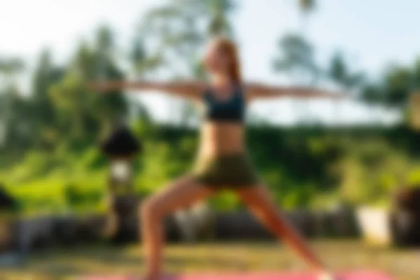 瑜伽在巴厘岛印度尼西亚旅游主题模糊的背景 — 图库照片