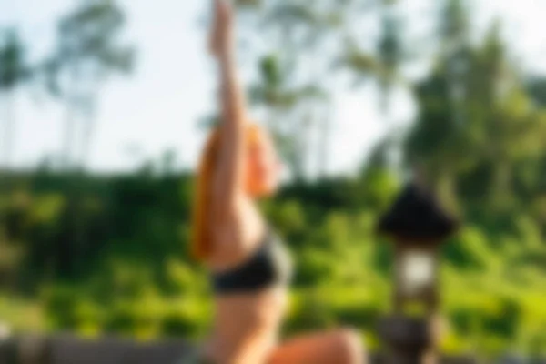 Yoga auf Bali Indonesien Reisethema verschwimmen Hintergrund — Stockfoto