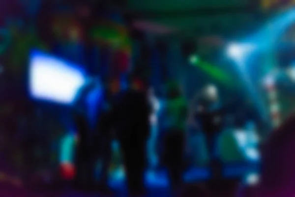 Hintergrund der Menschen beim Konzert verschwimmen — Stockfoto