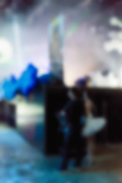 Размытый фон людей на концерте ди-джея — стоковое фото