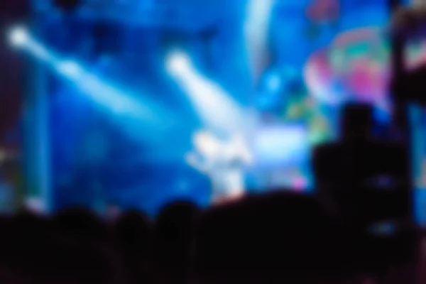 コンサートで人の背景をぼかし — ストック写真