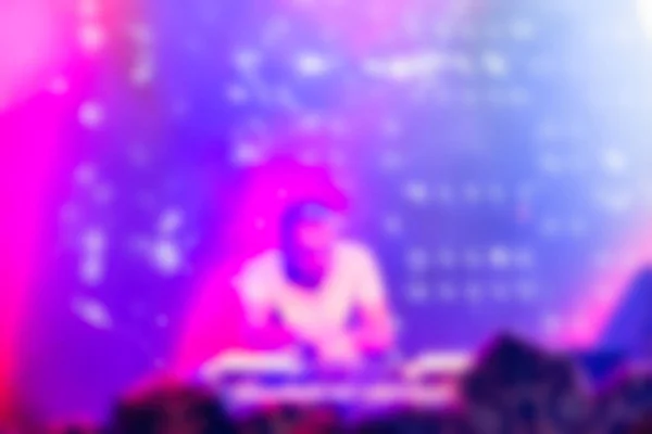 Oskärpa bakgrund människor på dj konserten — Stockfoto