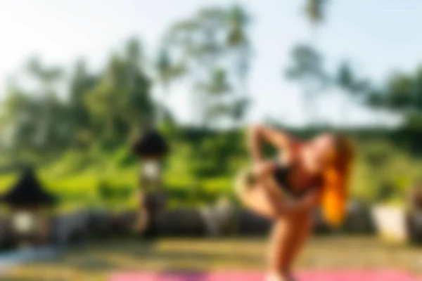 Yoga auf Bali Indonesien Reisethema verschwimmen Hintergrund — Stockfoto