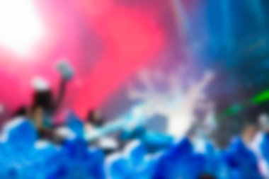İnsanların dj konserinde arka plan bulanıklık