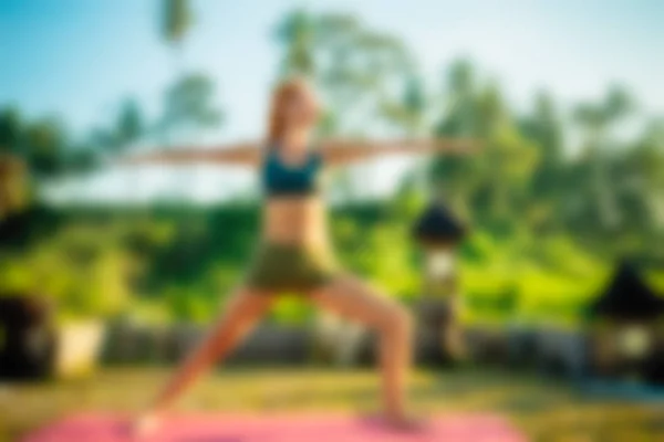 Yoga på Bali Indonesien resetemat oskärpa bakgrund — Stockfoto