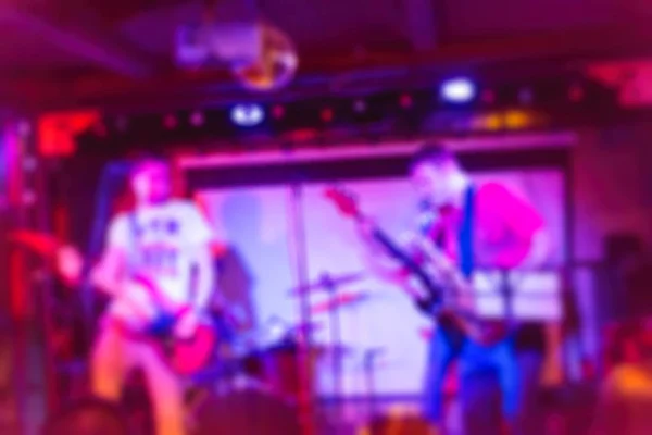 Banda musicale che si esibisce dal vivo sfondo blur — Foto Stock