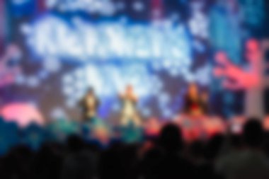 İnsanların dj konserinde arka plan bulanıklık