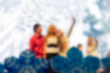 İnsanların dj konserinde arka plan bulanıklık