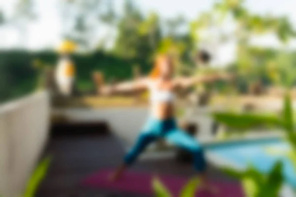 Yoga op Bali Indonesië reizen thema achtergrond wazig — Stockfoto