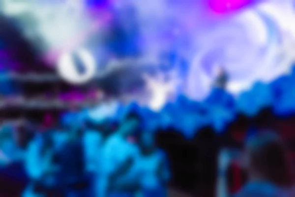 Розмитий фон людей на концерті DJ — стокове фото